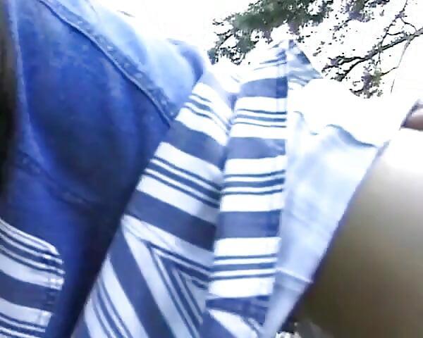 这个的德国青少年在公园里享受插入