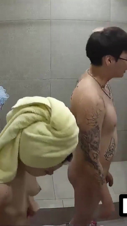 LUUVです。本物のカップルのザナーとグロッシーは、午前3時にシャワーを浴びることで、彼らの関係と若い体の純粋さを示しています | クリップ 3