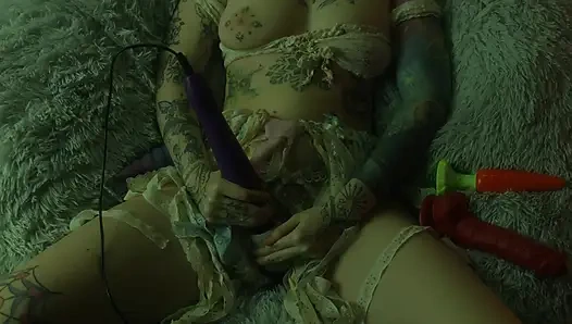 Insatiable Lola Takes 19 Inch Alien Monster
