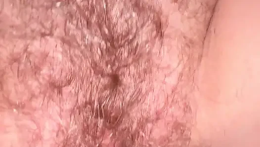 Pejuh kencing menetes dalam slowmotion dari dalam berbulu istri closeup