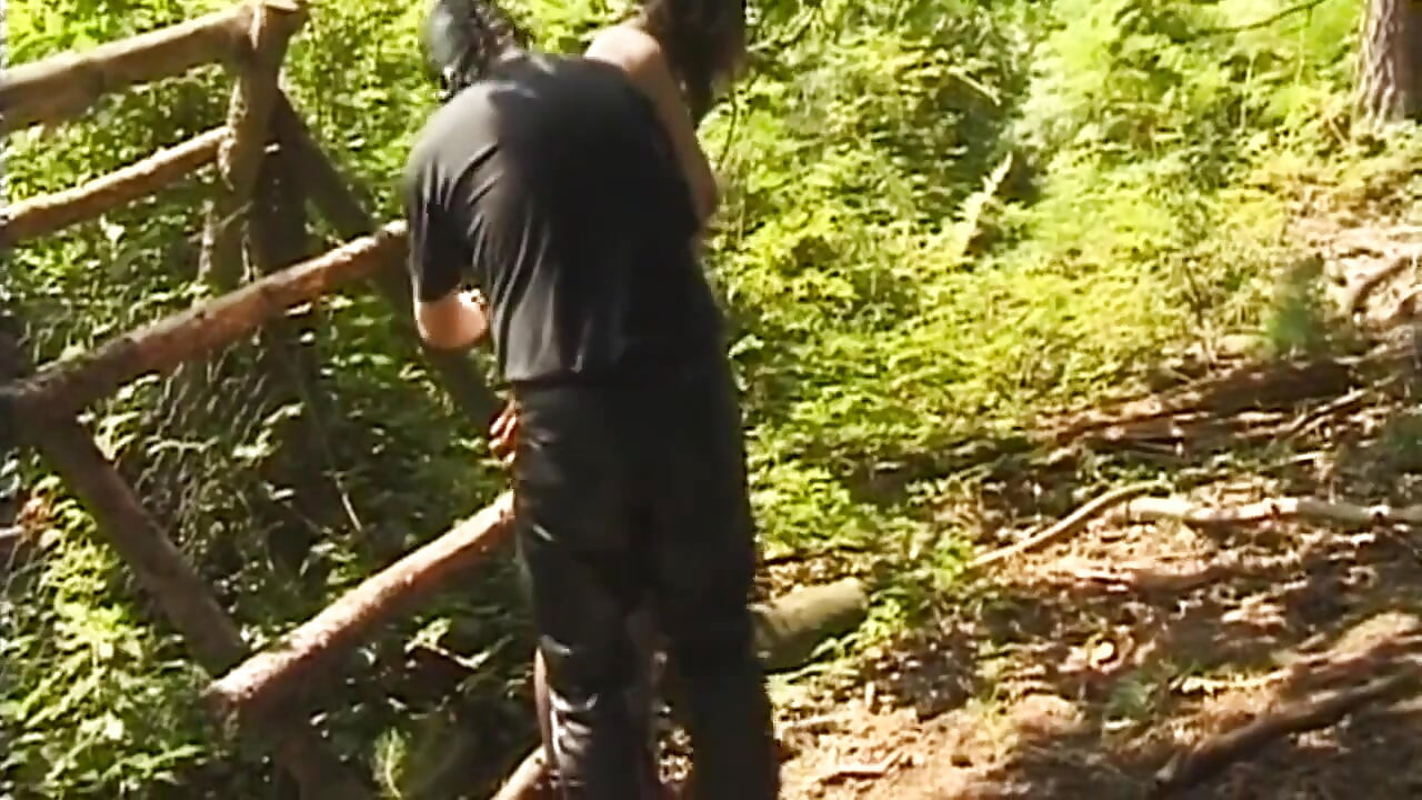 Un homme masqué attache une MILF mature pour un jeu avec un gode en plein air
