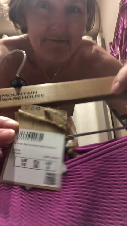 Essayer des bikinis en tant que thérapie au détail après qu’un coiffeur m’a absolument ruiné les cheveux quand je suis allé pour une garniture ! | Clip 1