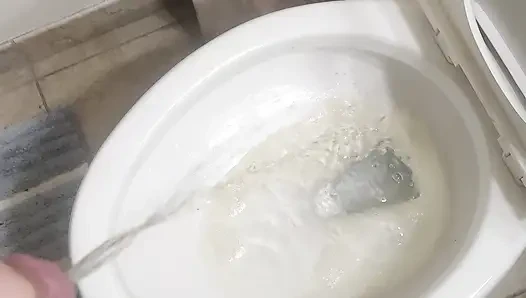 İşeyen bir yarakla oynuyor