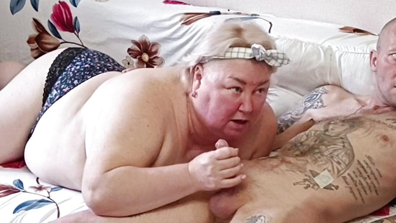 Dziewczyna ssie kutasa i dostaje spust na twarz