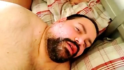 Lefazo en la barba del oso