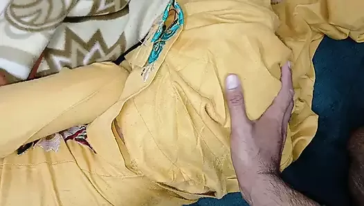 Mother in low ko bed per sote hove choda Desi Sasu ki tight chikni chut chut chudayi  hindi porn