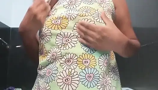 Heißes mädchen remido mit erstaunlichen dicken titten und hungriger muschi mit Lust spaß musterbation
