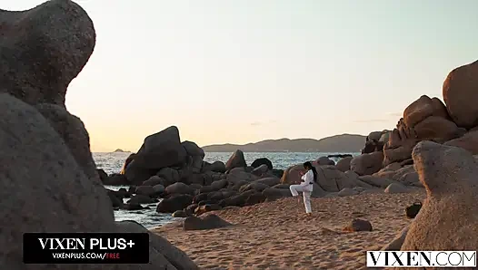 VIXEN perfekt natürliches, atemberaubendes schätzchen emiri momota hat intensive multiple orgasmen