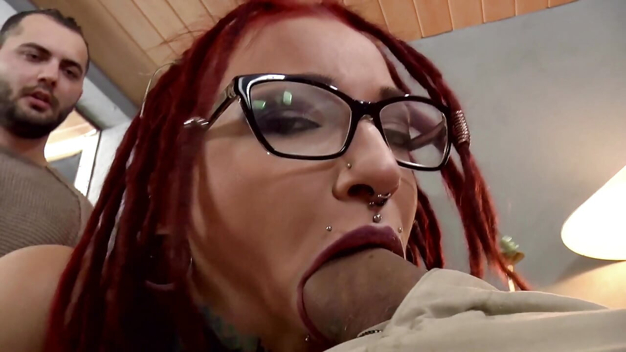Sex în trei pentru o tipă roșcată sexy cu piercing