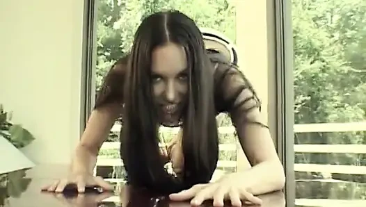 Aksi hot lesbian dua cowok hot rambut cokelat yang lagi asik nyepong kontol sampai tenggorokan