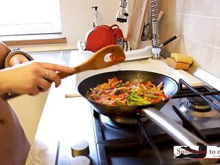 Die Hausfrau allein zu Hause bereitet nackt in der Küche ein schnelles Abendessen zu. Zusammenstellung