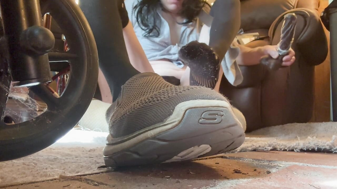 ¡Shemale follándose el suelo de la sala con un dildo BBC!