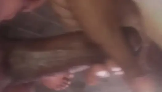 Hintli oğlan odada ustalık yapıyor