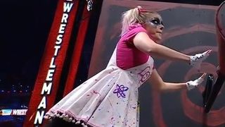 Wwe - alexa bliss girando uma manivela no wrestlemania 37