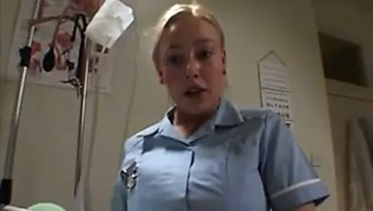 Dos enfermeras británicas enjabonan y follan a un tipo con suerte