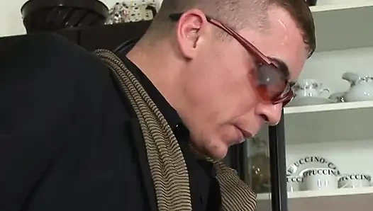 Возбужденный парень проникает с темноволосой пумой на кухне