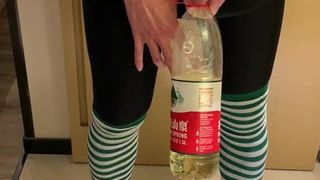 Femboy tient longtemps et fait pipi dans une bouteille