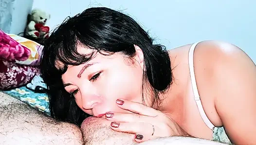 Heiße Stiefmutter teilt sich das Bett mit ihrem Stiefsohn und bekommt Sperma in den Mund, während ihr Cuckold-Ehemann nicht zu Hause ist