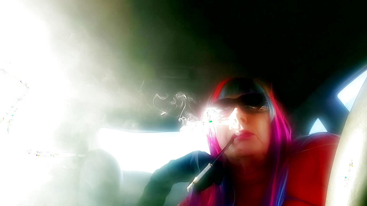 MRS. ROMAN IN HER RAINBOW WIG SMOKING A VS120 IN A LONG CIG HOLDER CD TG MATURE