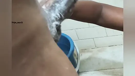 Pasangan India mesra-mesraan dan ngentot di kamar mandi