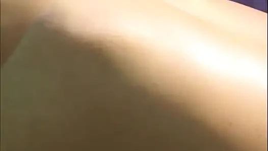 Büyük memeli muhteşem esmer bahçeye bakmak için kiralandı ama başka planları var