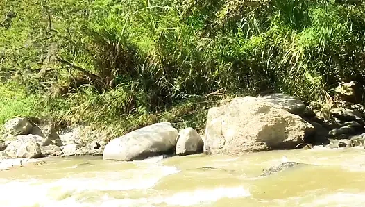 Голая прогулка по реке в одиночестве