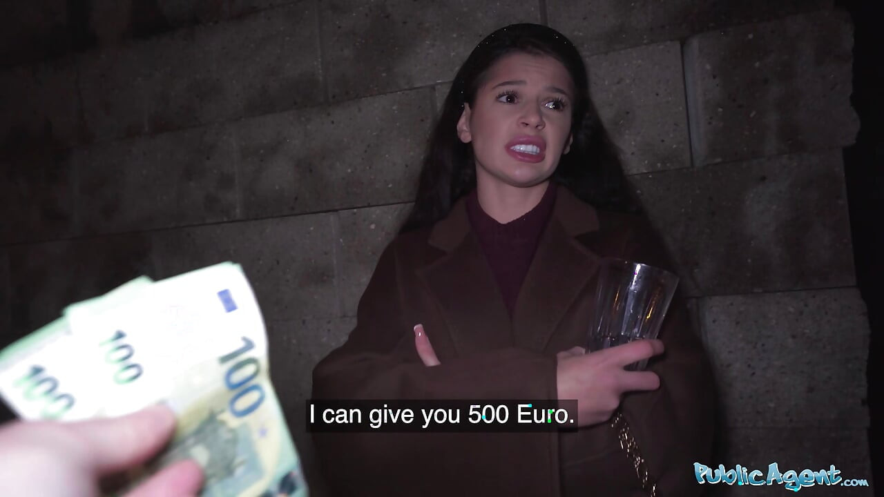 Eenzaam feestmeisje kruipt weg voor casting - openbare agent