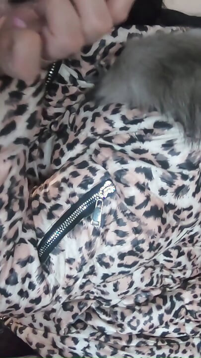 Milfycalla ngentot muka dan muncrat di atas jaket glossy pufferku linner