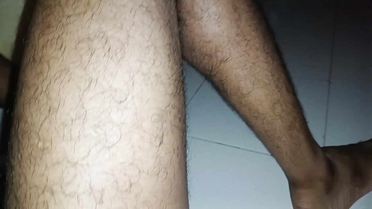 Pau pequeno batendo punheta com a mão