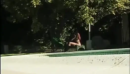 Черные лесбиянки с большими сиськами лижут киску, трахают пальцами в саду