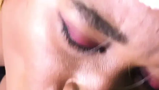 Sexy Nina rivera spielt mit ihrer muschi und lutscht Don Hurens schwanz unter dem weihnachtsbaum