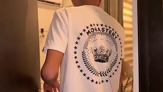 Während der cuckold meiner ehefrau ihre serie beobachtet, nehme ich die gelegenheit wahr, meinen liebhaber hinter ihrem rücken zu ficken