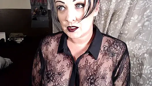 Milf zieht dunklen roten lippenstift an