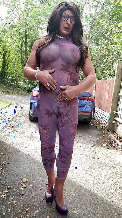 Sexy transvestã¤t kellycd2022 in lila catsuit und high heels im freien