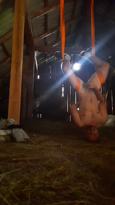 Hombre colgado se calienta y su polla anhela placer más intenso