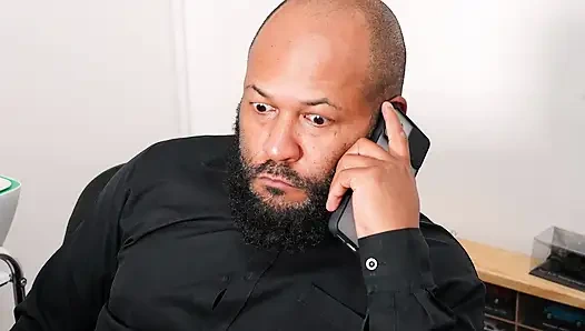 Istri saya tidak menjawab karena pelanggan itu penting