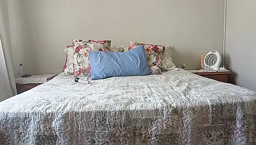 Bakış açısı Büyük Memeli Orta Yaşlı Seksi Kadın Dildo Amını Sikiyor Ve Yere Büyük Islak Fışkırtmalı Su Birikintisi Yapıyor.