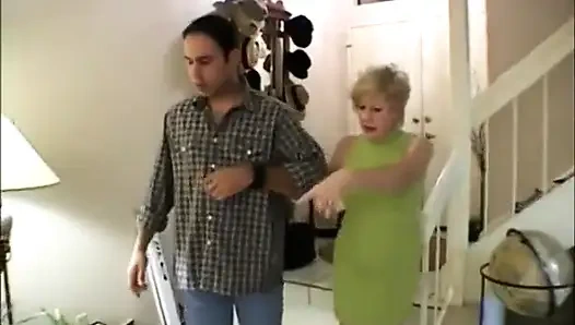 Üvey annem ve erkek arkadaşlarım üçlü grup seks yapıyor... ağzına boşalma