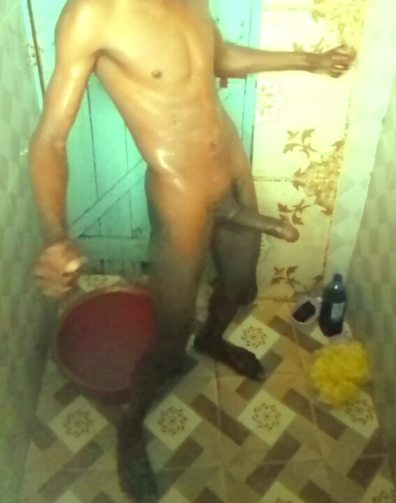 ショッキング！！継父がバスルームで一人でオナニーしたり、お尻を叩いたり、指マンしたりしているのを捕まえた。