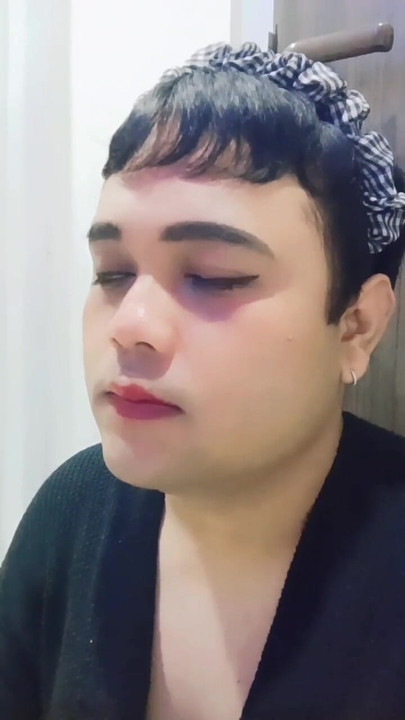 Femboy lypsinced a song.