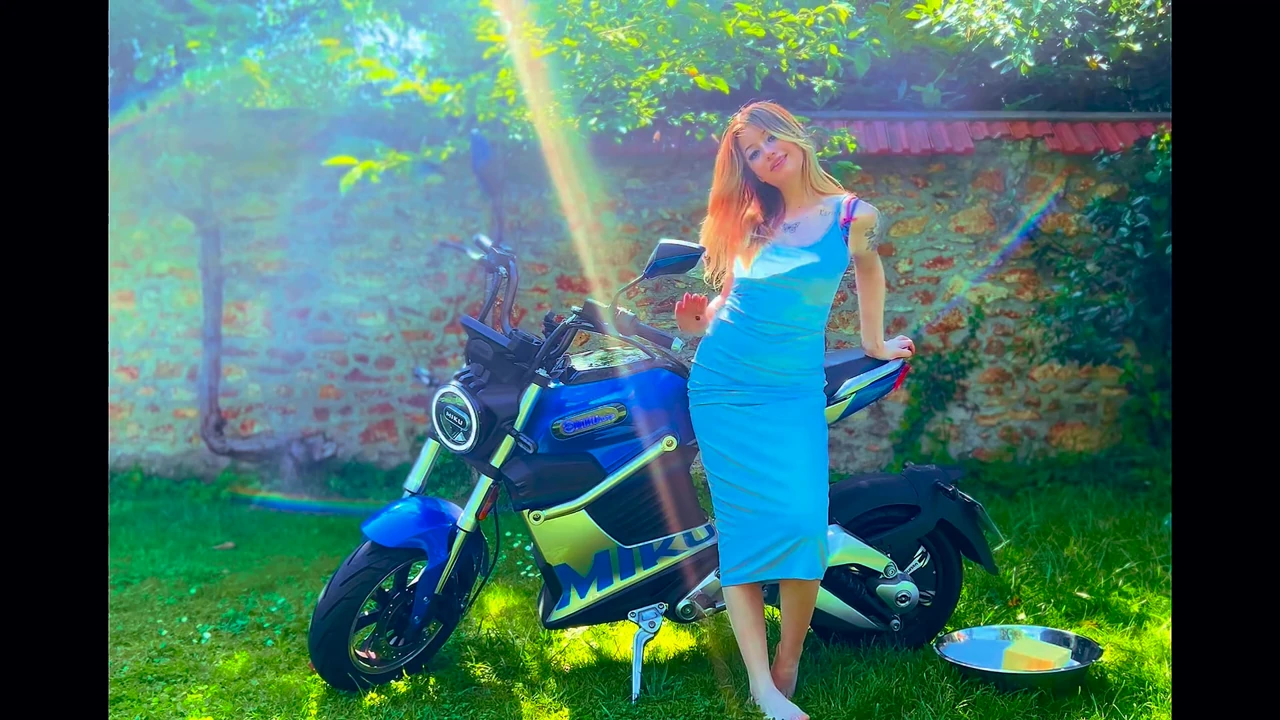 Motosikletli amcık ıslak azdırıyor ve orgazm oluyor