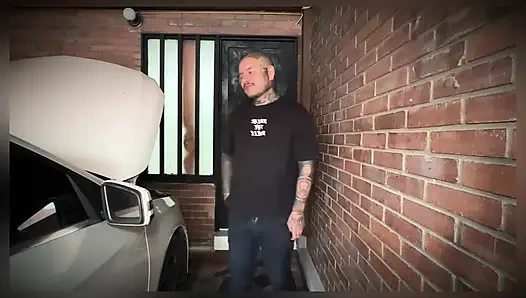 GÜZEL BIR GÖĞÜSLÜ ARABAYI TAMIR EDIYORUM VE BANA ORAL SEKS VE SEKS ILE ÖDEME YAPIYOR