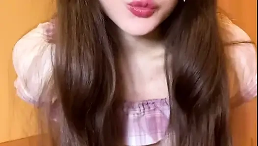 Russisches Mädchen tanzt Striptease in High Heels in Strumpfhosen, schmutzige Gespräche