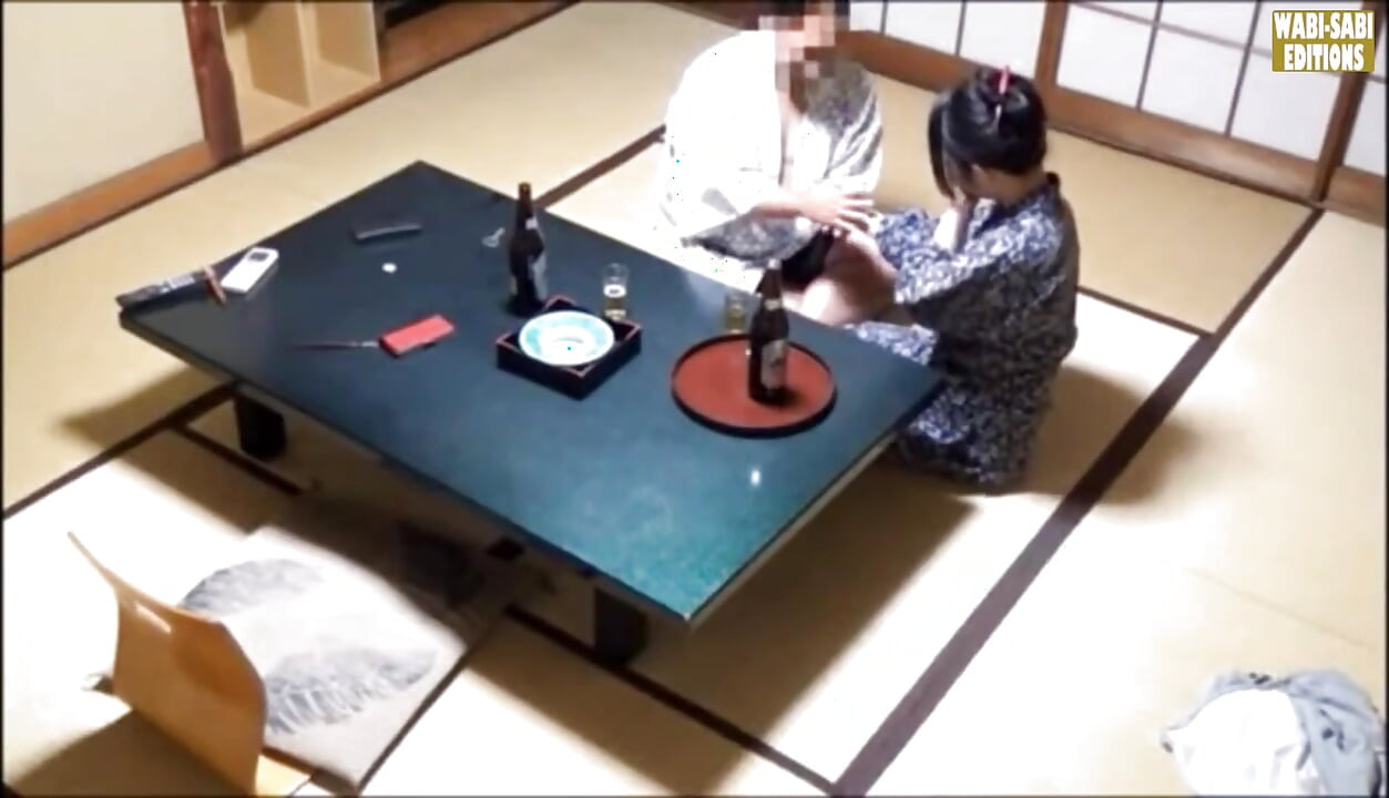 Após horas, sedução de um atendente de primavera quente capturado em uma sessão de sala privada - cena.1