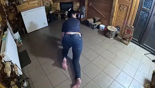 Gırtlağına kadar her şey - orta yaşlı seksi kadın gırtlağına kadar alıyor, memelerini çıkarıyor ve döl kontrolü