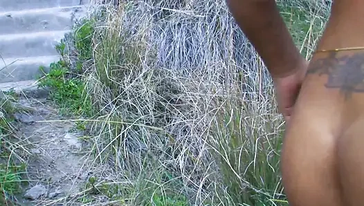 Pantat bahenol gadis eksotis ini didobel penetrasi sama dua pria di luar ruangan