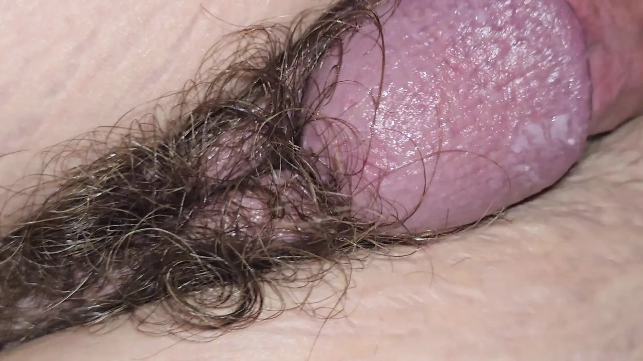 她刚从出差回来，我不得不填满她甜美的阴户