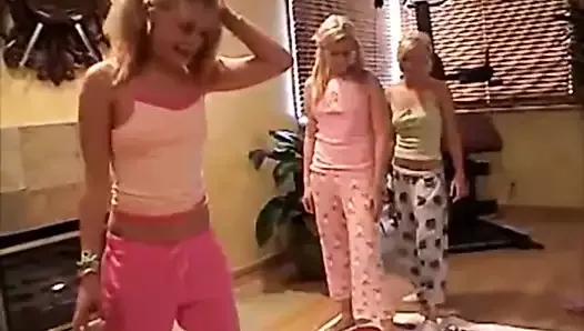 Une adolescente amateur en solo se masturbe pendant une soirée pyjama