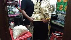 Tamil 55 anos de idade quente sogra fodida por genro na cozinha - porra na bunda grande