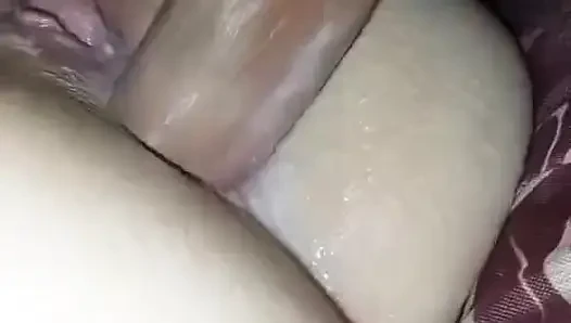 Yaramaz beyaz kızın küçük yarağının tadını çıkarıyor